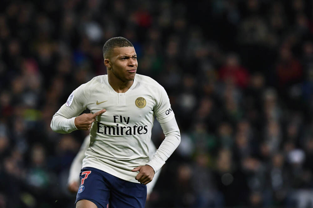 B费本赛季联赛被过25次，排所有英超球员第一位